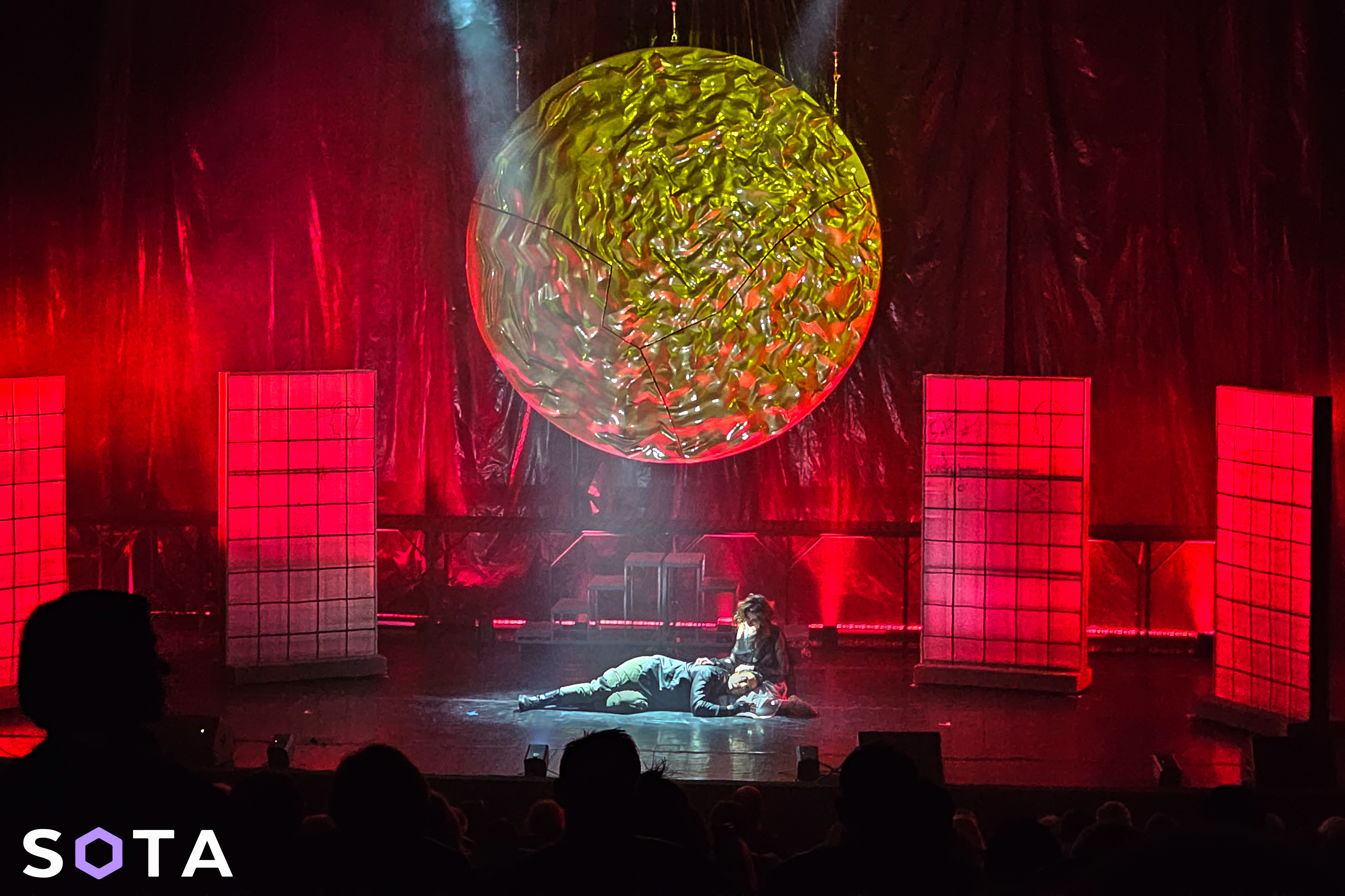 Обложка статьи После пикника: в Москве прошла премьера спектакля «Зона отчуждения» по книгам Стругацких 