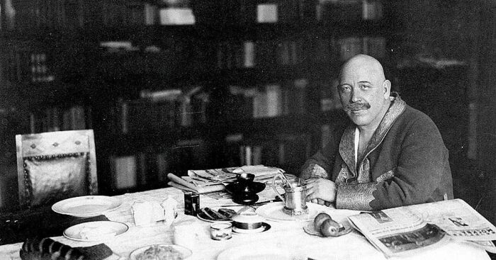 «За что? — удивлялась Надежда Яковлевна Мандельштам. — Ведь Демьян работал на советскую власть не за страх, а за совесть».
На фото Демьян Бедный, который в итоге стал неугоден сталинскому режиму.