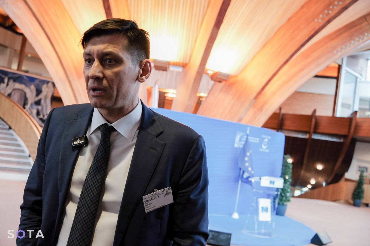 Дмитрий Гудков с бейджем временной аккредитации. Фото: Денис Галицын / SOTA