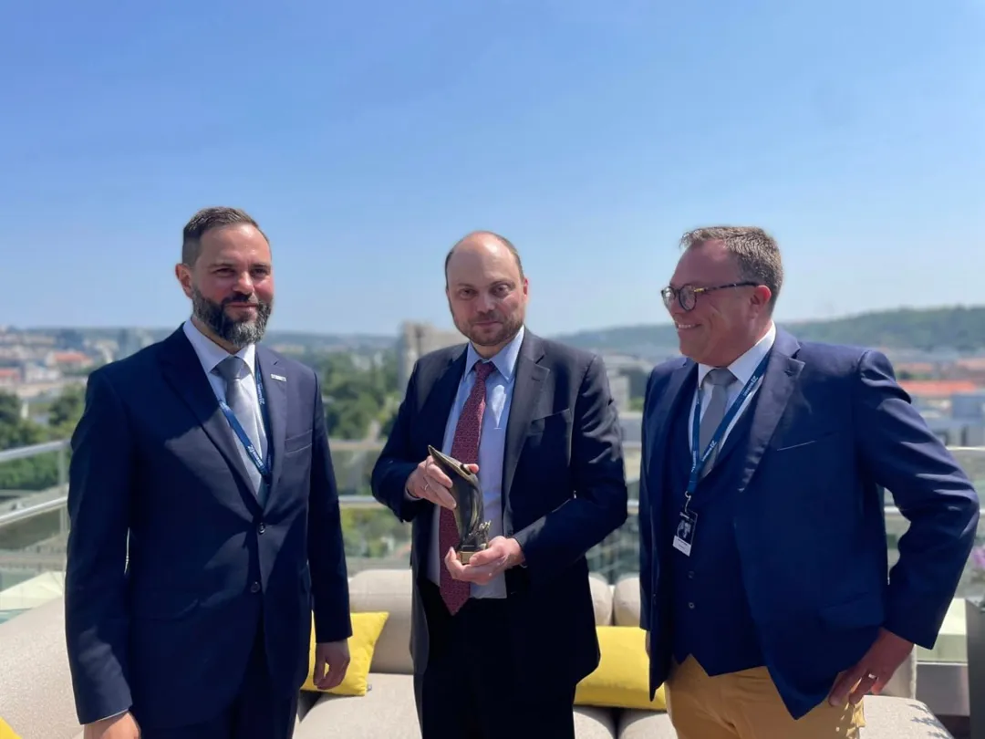 Кара-Мурза с премией  Платформы европейской памяти и совести.
Фото: блог Кара-Мурзы