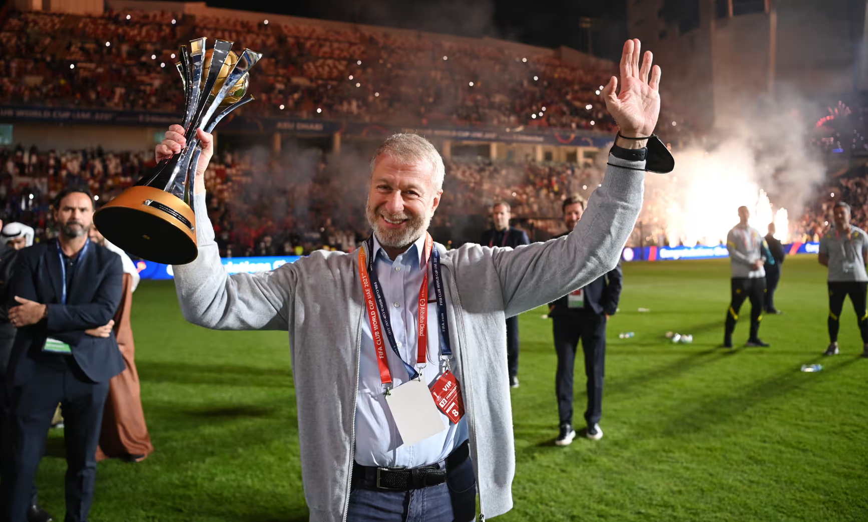 Роман Абрамович с кубком Клубного чемпионата мира после победы «Челси»
Фото: Майкл Реган/Fifa/Getty Images