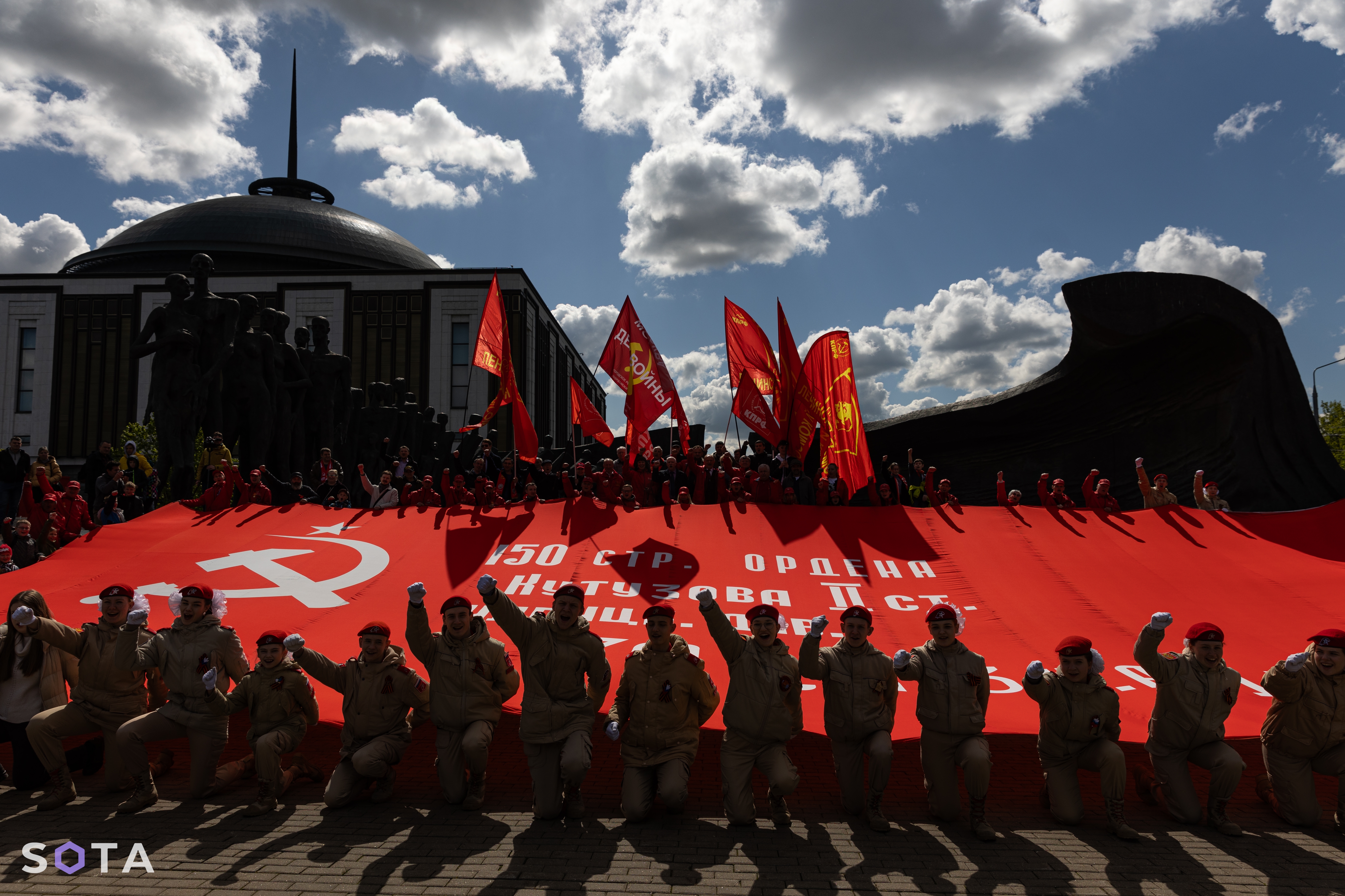 Геннадий Зюганов и юнармейцы