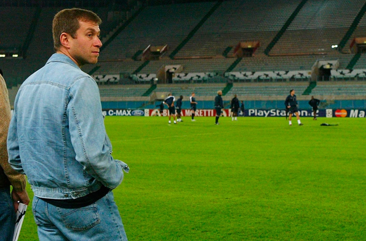 Роман Абрамович во время тренировки футбольного клуба «Челси», 2003 год
Фото: Бэн Рэдфорд / Getty Images
