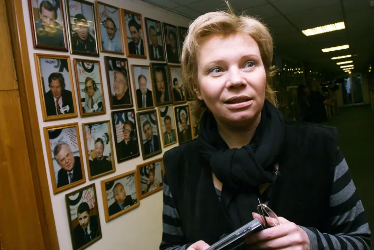 Ксения Ларина в коридоре радиостанции 